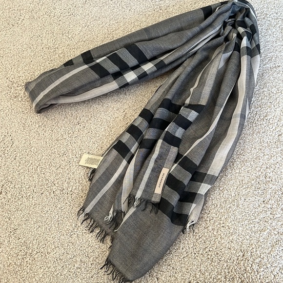 Authentic Burberry Giant check Wool & Silk Scarf. Grey and black. 220x70cm - Picture 6 of 6